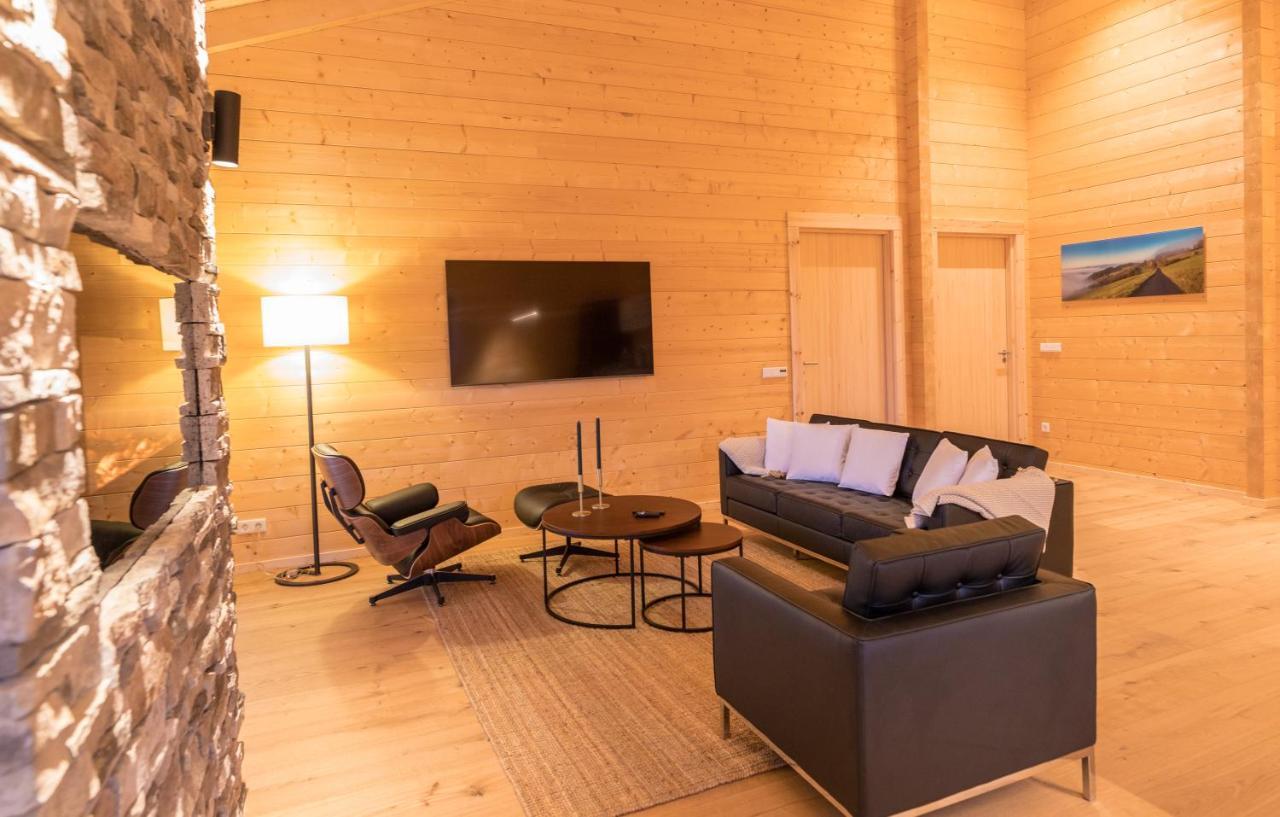 Netten Naturerlebnis Holz-Chalets Daun Buitenkant foto